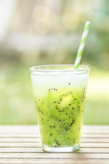 Kiwi Limonade mit Strohalm aus Papier