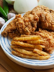  후라이드 치킨과 감자튀김 그리고 채소들 