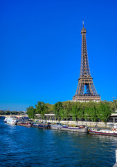 Fototapeta na wymiar A view of the Eiffel Tower in Paris, France.