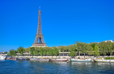 Fototapeta na wymiar A view of the Eiffel Tower in Paris, France.