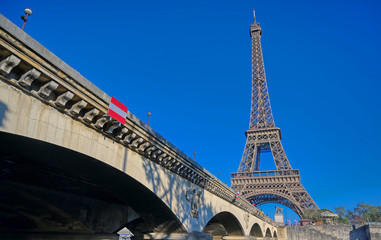 Obraz premium A view of the Eiffel Tower in Paris, France.
