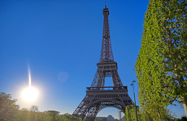 Obraz premium A view of the Eiffel Tower in Paris, France.