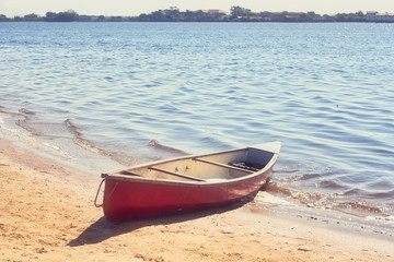 Canoa roja a orillas del lago azul