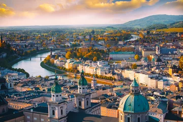 Foto op Plexiglas Wenen Prachtig panoramisch uitzicht vanuit de lucht in een herfstseizoen in een historische stad Salzburg met de rivier de Salzach in een prachtige gouden avondlichthemel en kleurrijk van de herfst bij zonsondergang, Salzburger Land, Oostenrijk