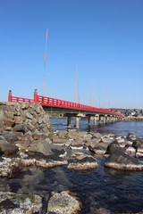 福井県の有名な観光地・東尋坊の近くにある雄島には赤い橋が架かっています