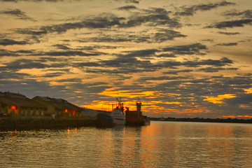 Naklejka premium El puerto en la hora dorada muestra un bello paisaje
