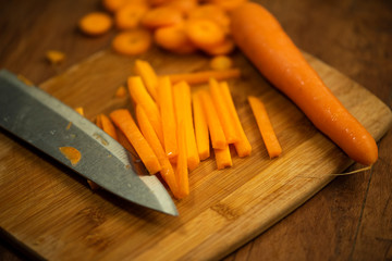 zanahorias cortadas en bastones acercamiento cuchillo