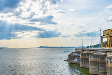 Obraz premium Dry season, the water has decreased to low at Ubolratana Dam in Khon Kaen, Thailand.
