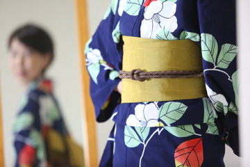 浴衣を着る女性