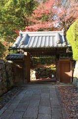 滋賀県大津市坂本にある旧竹林院の門と紅葉