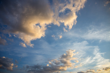 Obraz premium Clouds in the sky at sunset