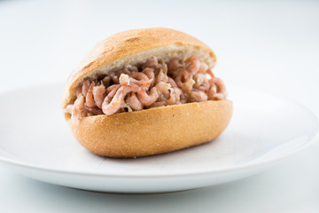 Nordseekrabben Brötchen als Fischbrötchen als schneller regionaler Imbiss