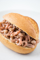 Nordseekrabben Brötchen als Fischbrötchen als schneller regionaler Imbiss