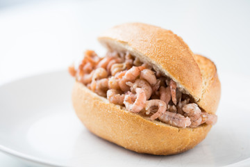 Nordseekrabben Brötchen als Fischbrötchen als schneller regionaler Imbiss