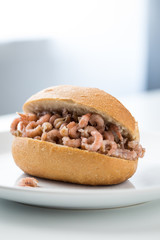 Nordseekrabben Brötchen als Fischbrötchen als schneller regionaler Imbiss