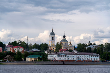 Fototapeta na wymiar Панорама города Мышкин с противоположного берега Волги.