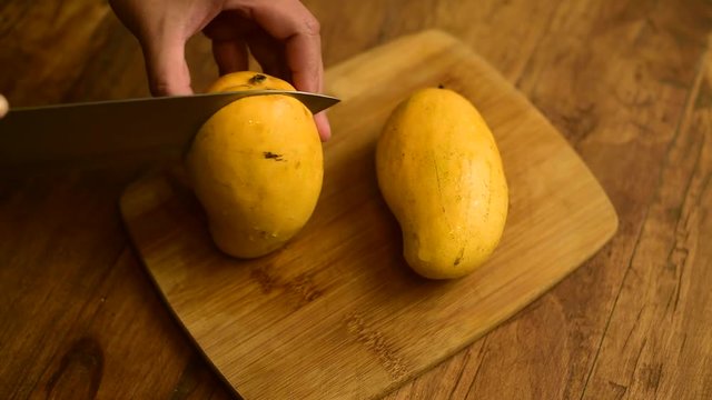 Cortando mango cocina cuchillo mujer