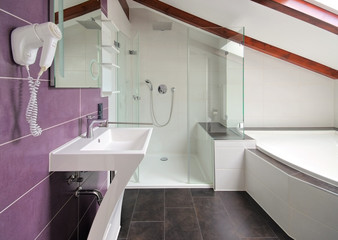 ein modernes helles Badezimmer - a modern bright bathroom