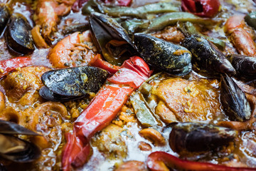 Plat de paella en train de cuire
