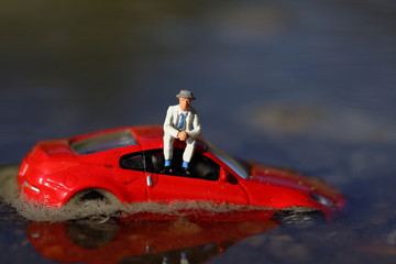 洪水で浸水した自動車とドライバー