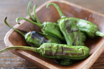 緑の夏野菜の焼いた獅子唐芥子