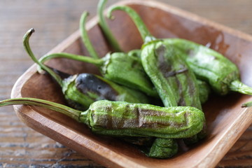緑の夏野菜の焼いた獅子唐芥子