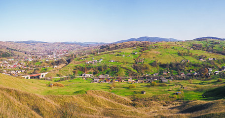 Obraz premium Carpatian village at mountains at the sunny day