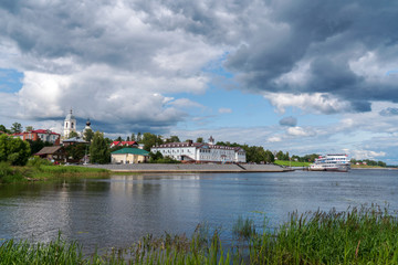 Fototapeta premium Вид на город Мышкин со стрели у поклонного креста.