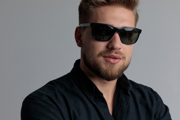 Obraz premium Close up of a handsome casual man wearing sunglasses
