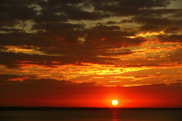 Obraz premium dawn on the lake. dramatic dawning sky on the Great Lakes