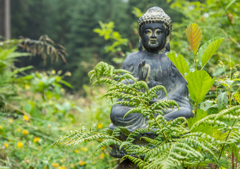 Buddha Statue im Wald