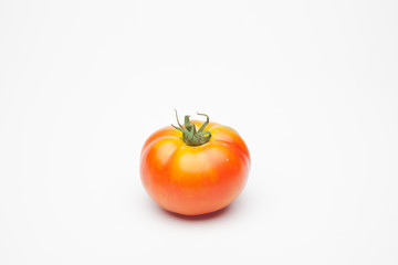 Tomate sobre fondo blanco
