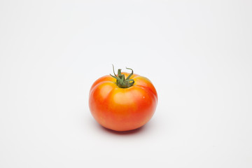 Tomate rojo, maduro, preparado para ser comido, ya sea crudo o cocinado