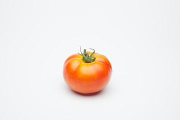 Tomates, rojos y ecológicos sobre fondo blanco. Tomates dulces sanos y sabrosos muy saludables.
