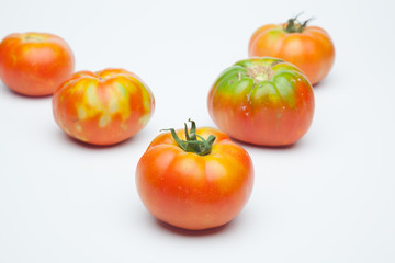 Tomates, rojos y ecológicos sobre fondo blanco. Tomates dulces sanos y sabrosos muy saludables.