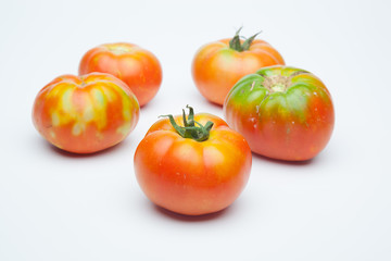 Tomates, rojos y ecológicos sobre fondo blanco. Tomates dulces sanos y sabrosos muy saludables.