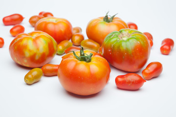 Tomates rojos, frescos y saludables recién traidos del huerto para ser consumidos tanto crudos como cocinados. Comida fresca.