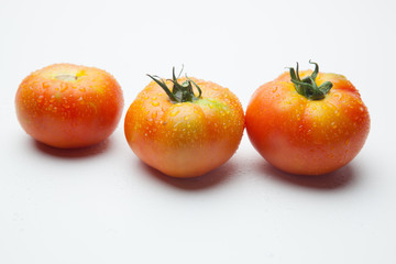 Tomates, rojos y ecológicos sobre fondo blanco. Tomates dulces sanos y sabrosos muy saludables.