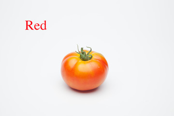 Tomates, rojos y ecológicos sobre fondo blanco. Tomates dulces sanos y sabrosos muy saludables.