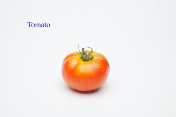 Tomates, rojos y ecológicos sobre fondo blanco. Tomates dulces sanos y sabrosos muy saludables.