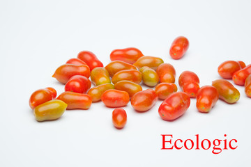 Tomates cherri; tomates pequeños sobre fondo blanco