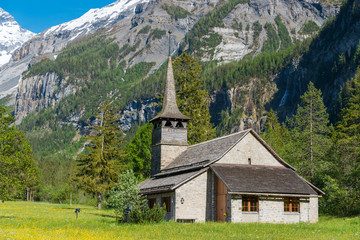 Fototapeta premium St. Marys Church with Bluemlisalp mountain close to Kandersteg