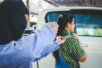 The robbers wore a hooded cap, using a gun to hijack gold from women.