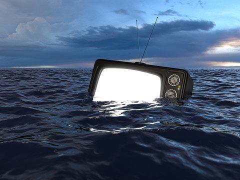 Im Meer treibender Fernseher mit hellem Bildschirm