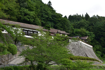 日本の山奥で見つけた古くて美しい建物