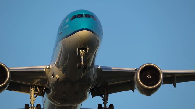 Boeing Dreamliner flying overhead