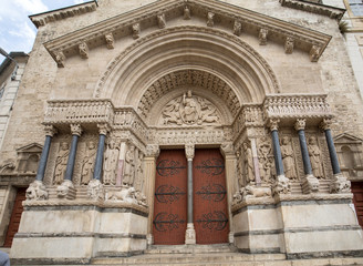 Fototapeta na wymiar West facade of the Saint Trophime Cathedral in Arles, France. Bouches-du-Rhone, France