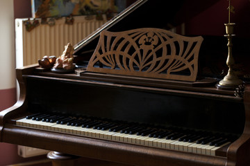 Fototapeta na wymiar detail of old piano