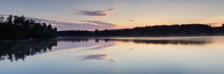 Fototapeta na wymiar sunrise over lake