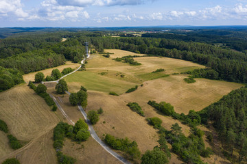 Felder und Wiesen in der Fränkischen Schweiz nahe Pottenstein/Deutschland von oben